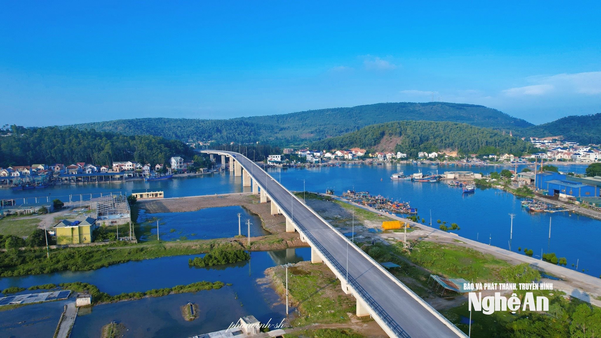 Cầu Lạch Quèn thuộc Dự án Đường ven biển vừa hoàn thành. Ảnh P.V