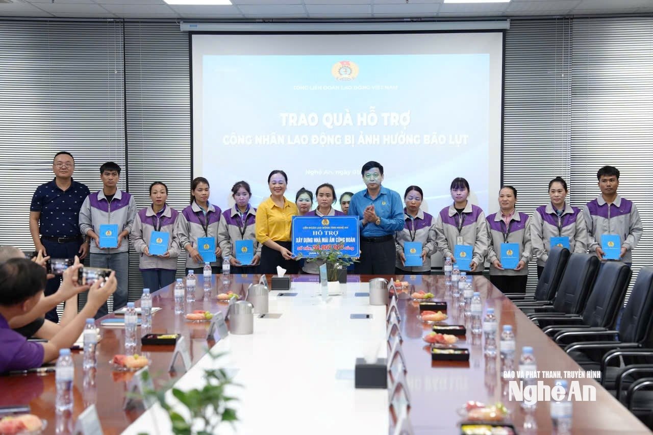 សហព័ន្ធទូទៅជួយដល់កម្មករដែលរងផលប៉ះពាល់ដោយព្យុះ និងទឹកជំនន់។ រូបថត៖ Diep Thanh00010