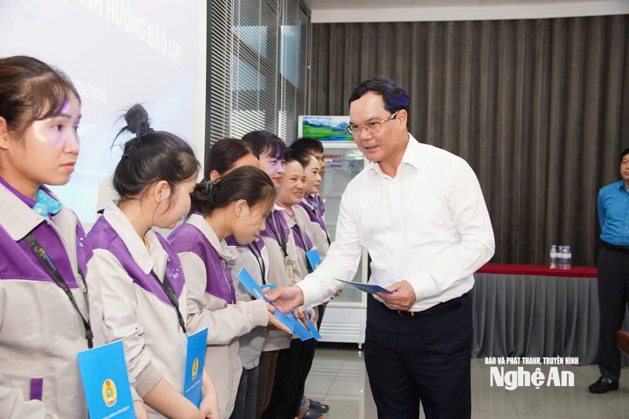 Đồng chí Trần Đình Khang trao quà hỗ trợ cho đoàn viên, người lao động Công ty TNHH Luxshare-ICT Nghệ An. Ảnh: Diệp Thanh