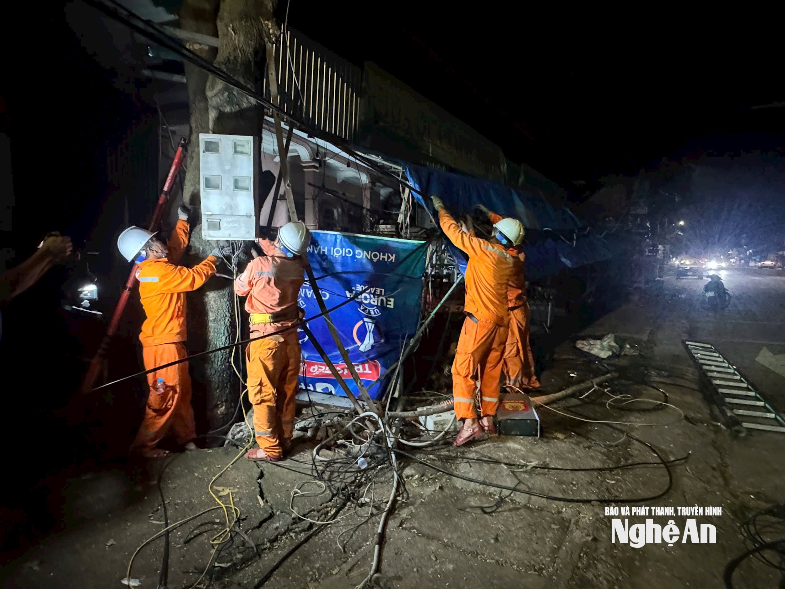 công nhân điện lực làm việc xuyên đêm để cố gắng cấp điện trở lại phục vụ sản xuất, sinh hoạt. Ảnh PV