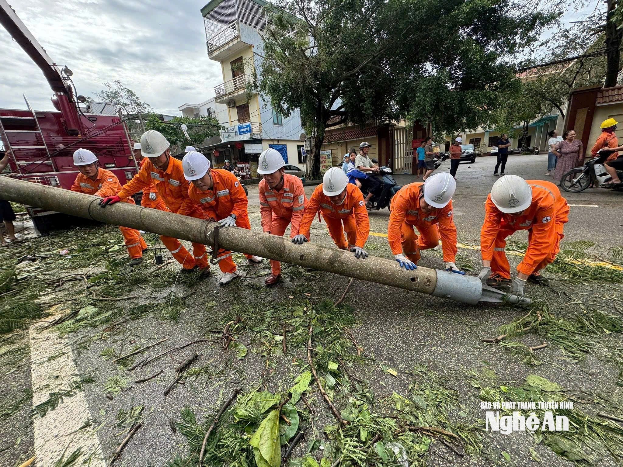 Công nhân ngành điện nỗ lực khôi phục hệ thống điện. Ảnh: PV
