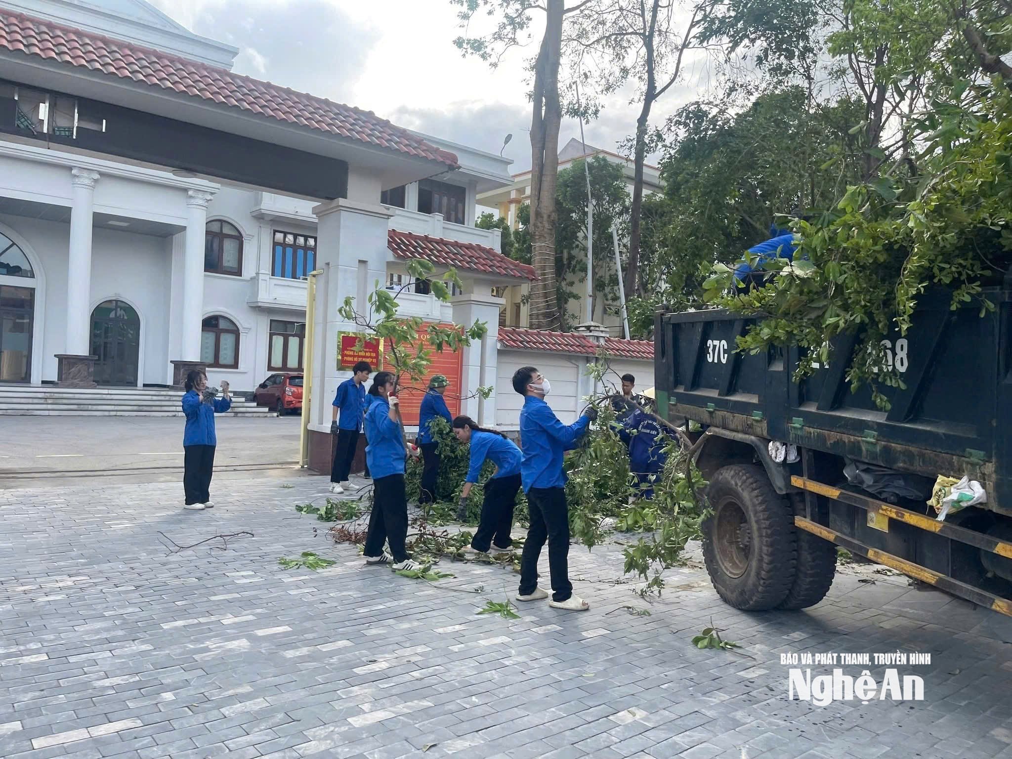 Đoàn viên thanh niên tham gia dọn cây đỗ gãy