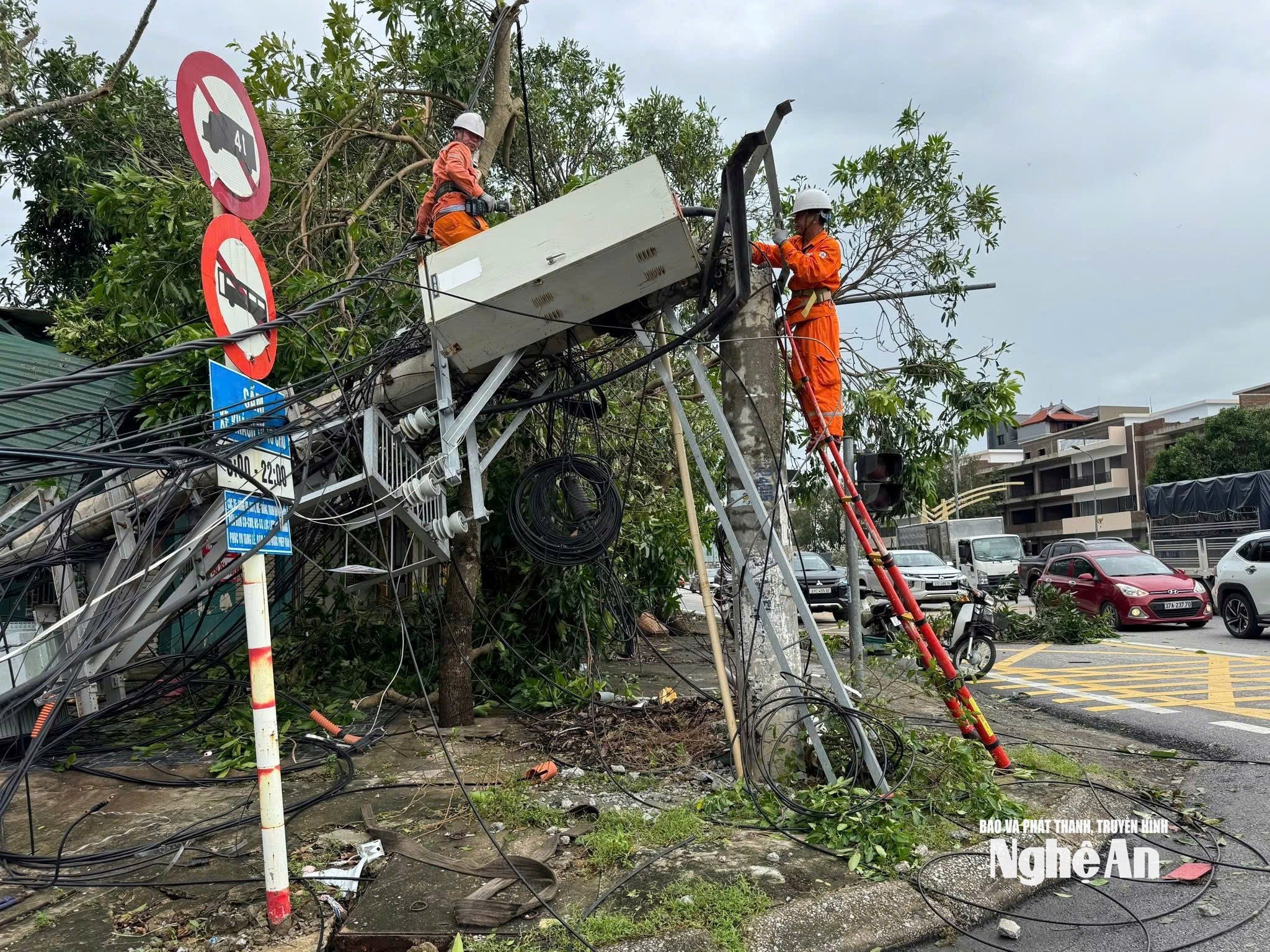 Sau bão số 10, nhiều cột điện bị hư hỏng.