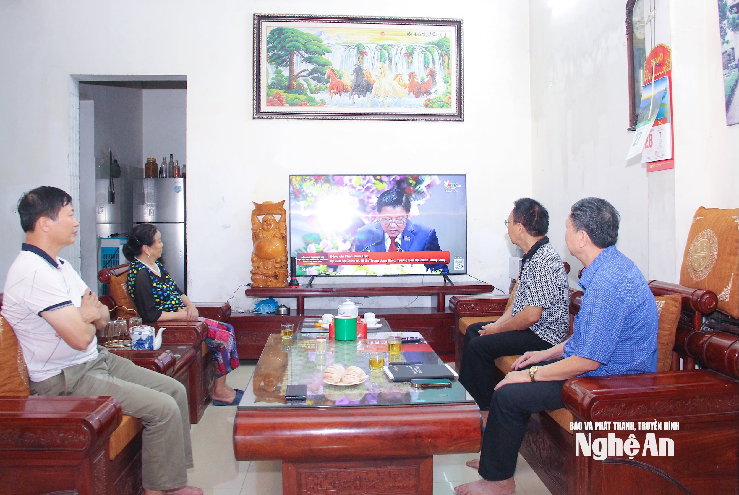 Cán bộ, đảng viên và người dân khối 9 - Hà Huy Tập, phường Vinh Phú theo dõi Đại hội thông qua Truyền hình Nghệ An. Ảnh: Mai Hoa
