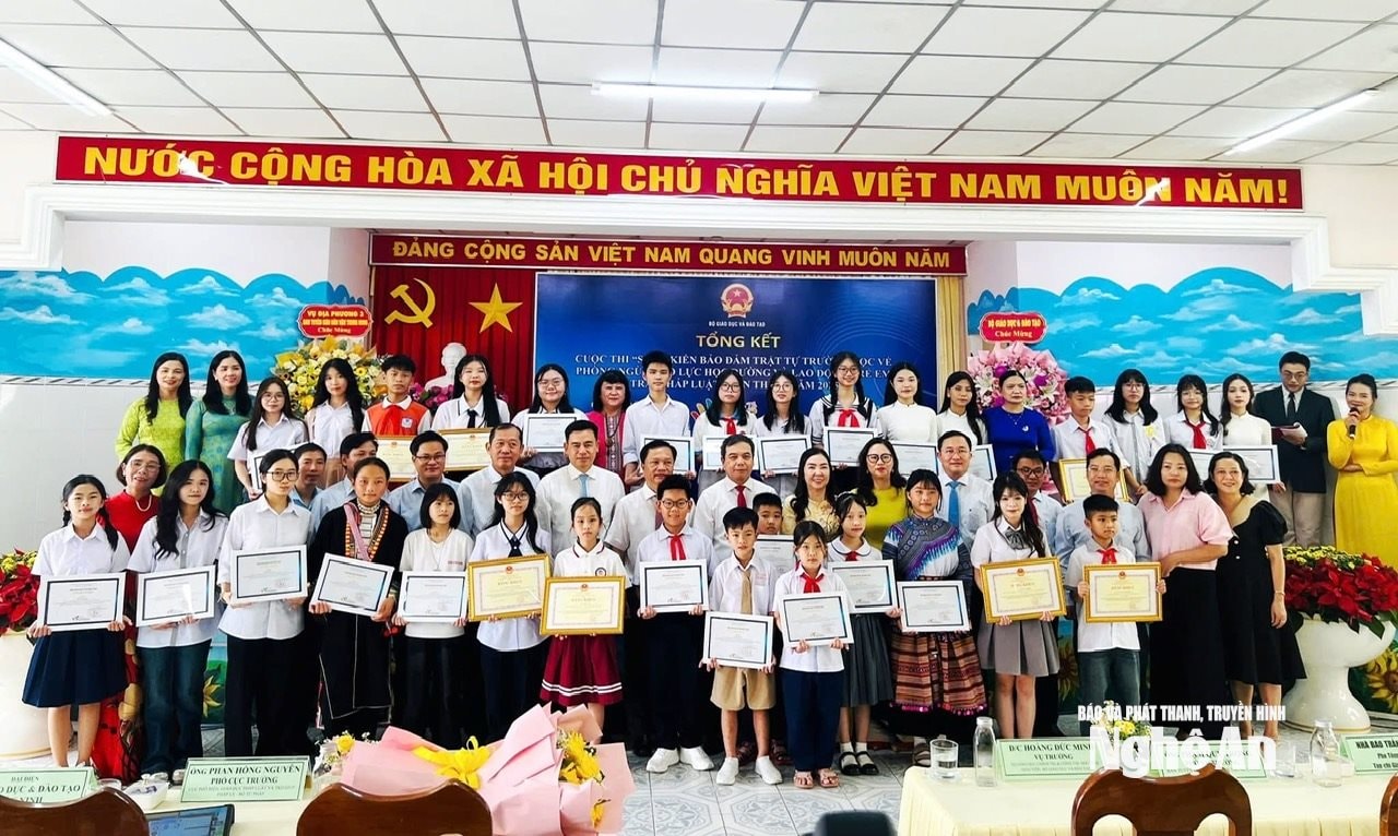 Các học sinh đạt giải chụp ảnh với Ban tổ chức cuộc thi. Ảnh - CSCC
