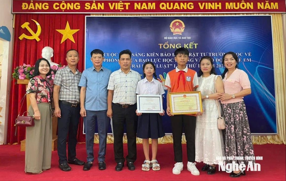 bna_doan-giao-vien-va-hoc-sinh-cua-nghe-an-du-le-trao-giai-cuoc-thi(1).jpg