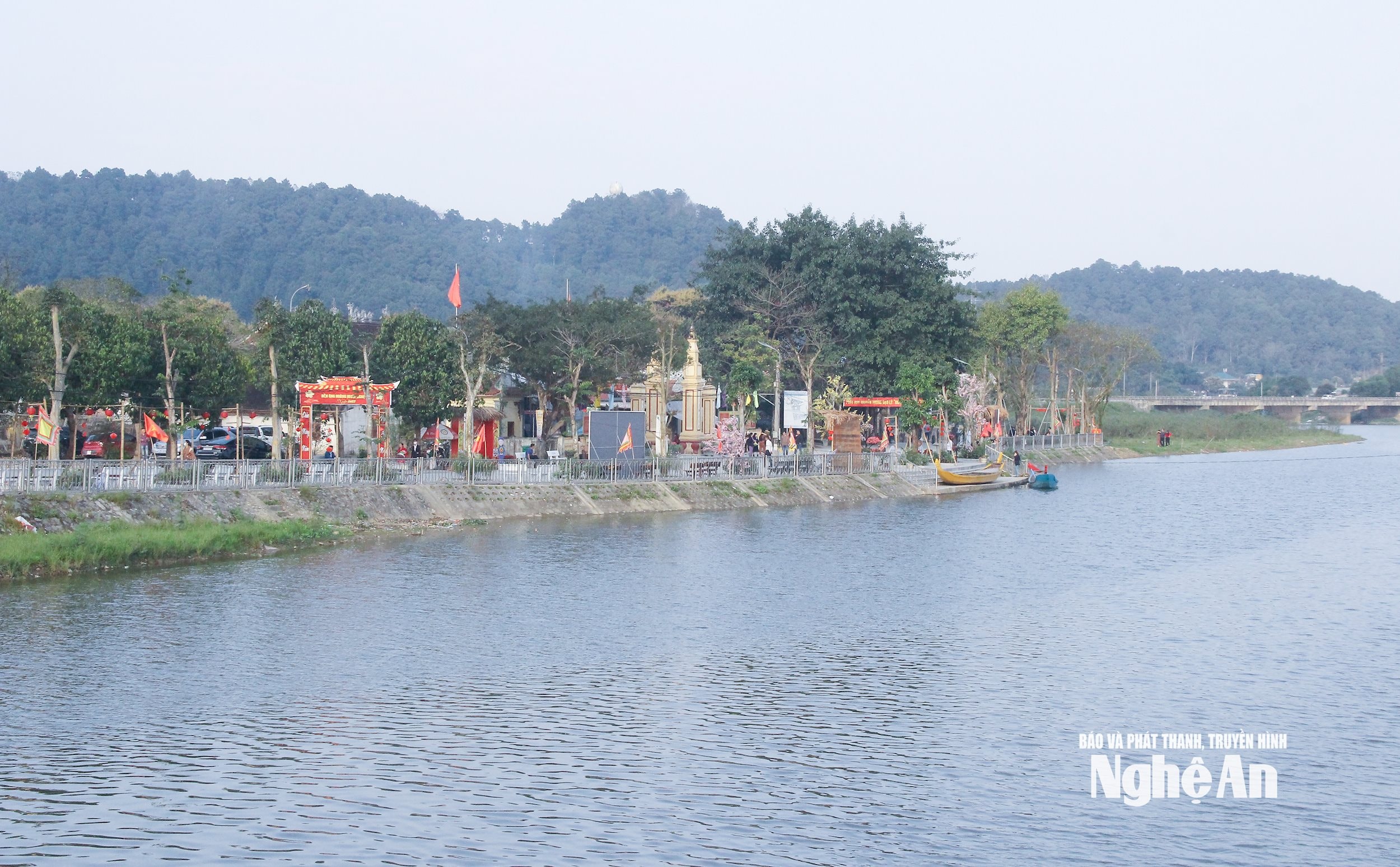Ông Hoàng Mười nằm ở vị thế phong cảnh hữu tình, trước là dòng sông Mộc, sau là núi Quyết. Ảnh Mai Hoa