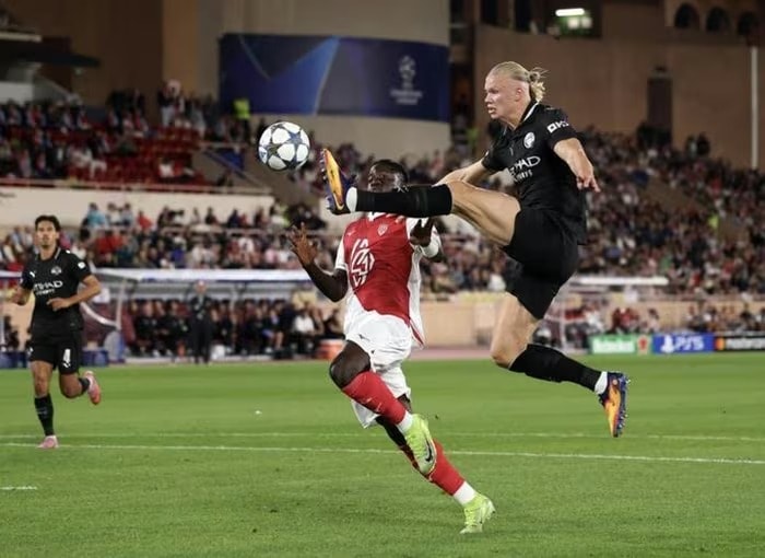 Erling Haaland gần như bay khi ghi bàn mở tỉ số