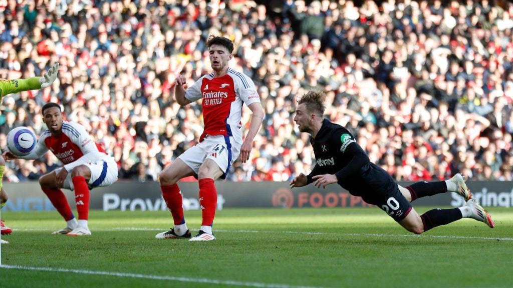 Arsenal 0-1 West Ham: Jarrod Bowen strike dents Gunners' title hopes - BBC Sport