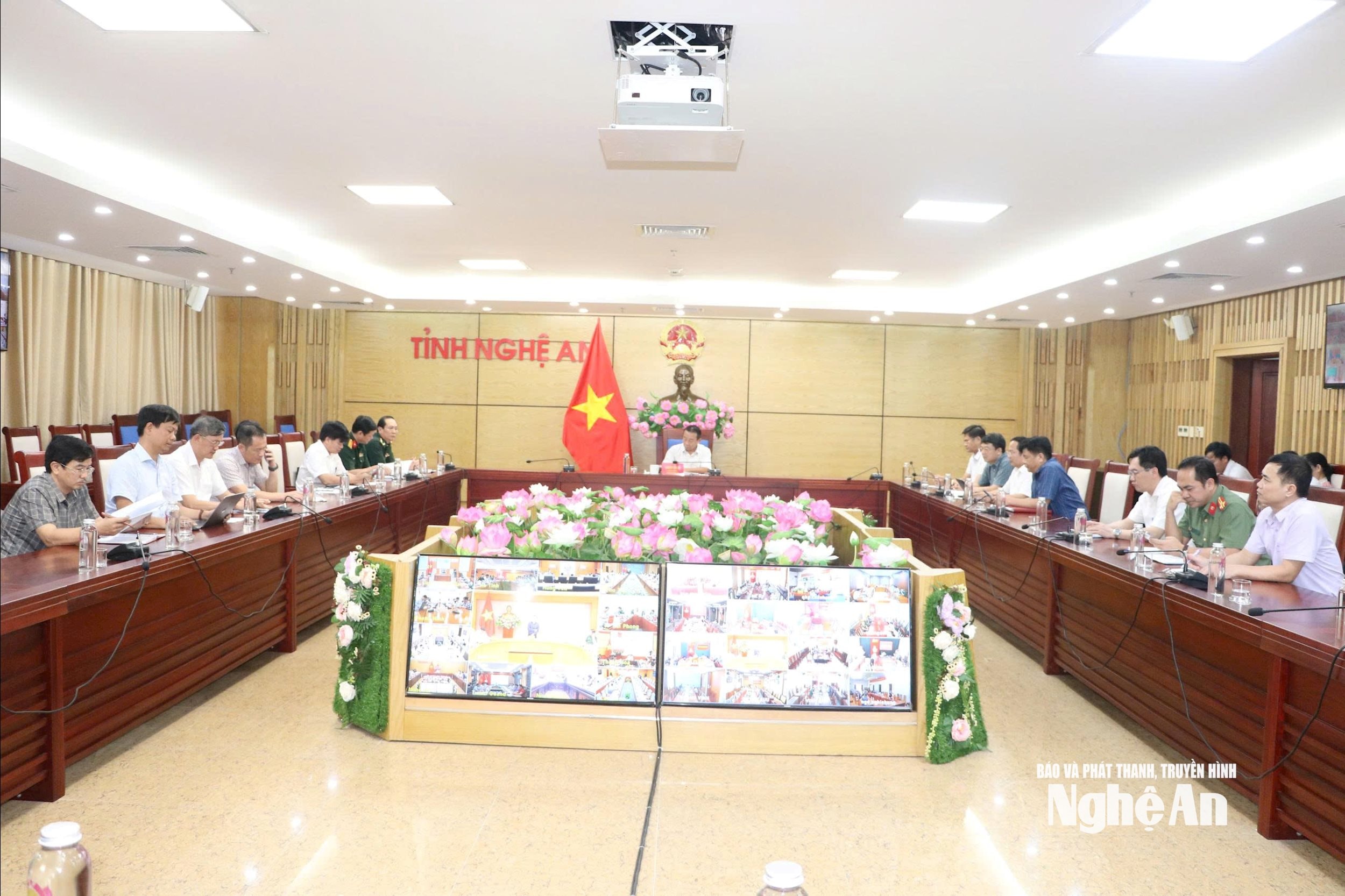 Toàn cảnh đầu cầu Nghệ An tham dự cuộc họp trực tuyến chiều ngày 3/10. Ảnh: Phú Hương