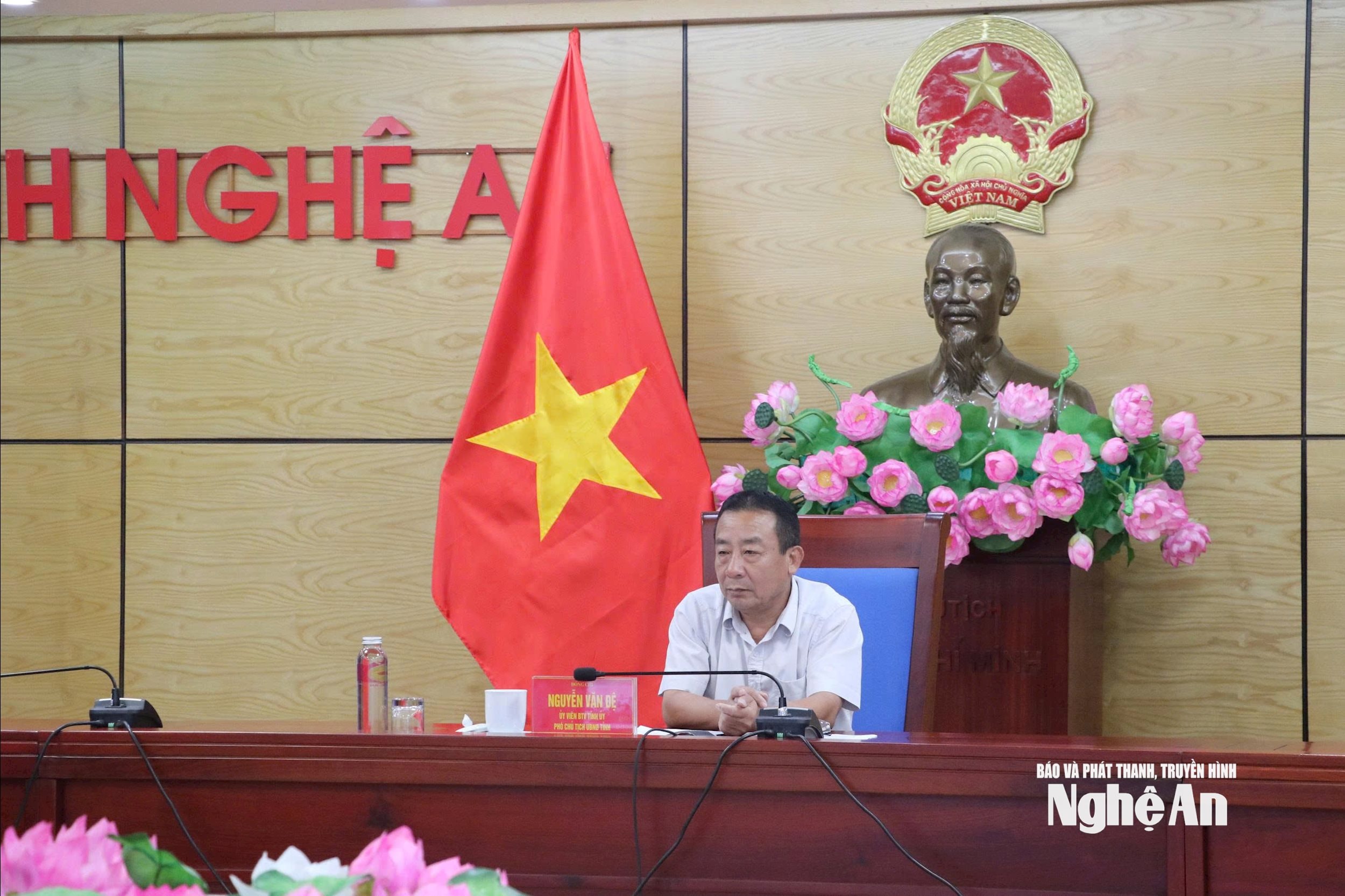Đồng chí Nguyễn Văn Đệ chủ trì tại điểm cầu Nghệ An. Ảnh: Phú Hương