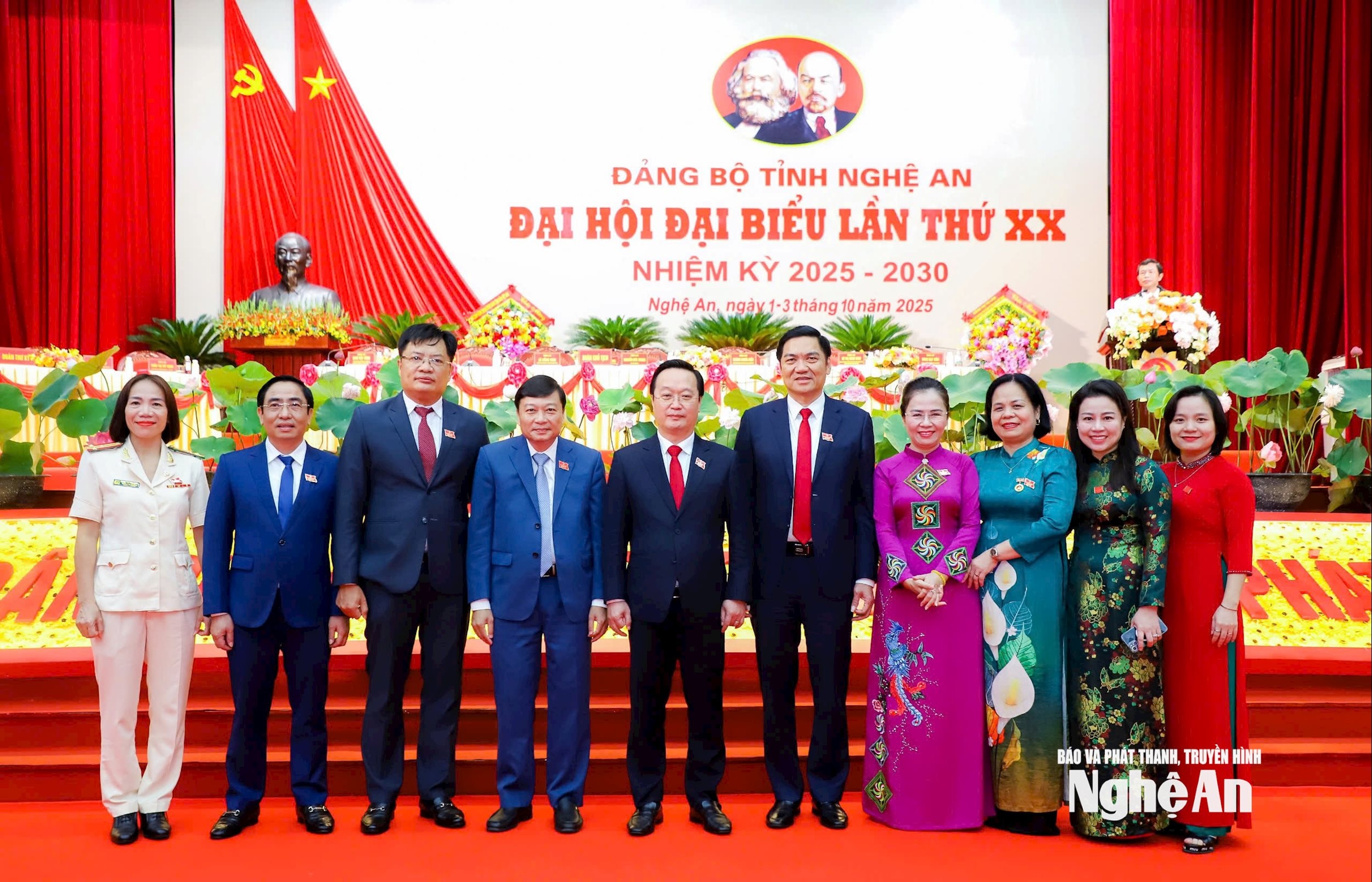 bna_ Đoàn đại biểu dự Đại hội của phường Cửa Lò chụp ảnh cùng Thường trực Tỉnh uỷ Nghệ An. Ảnh Thành Duy