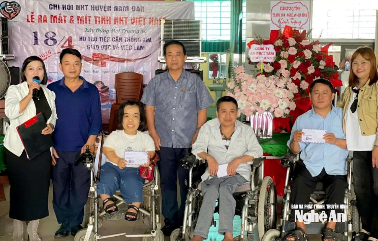 Chị luôn tích cực đi đầu trong các đợt bán hàng gây quỹ giúp đỡ hội viên hoàn cảnh khó khăn của CLB NKT Tự Lực Nam Đàn