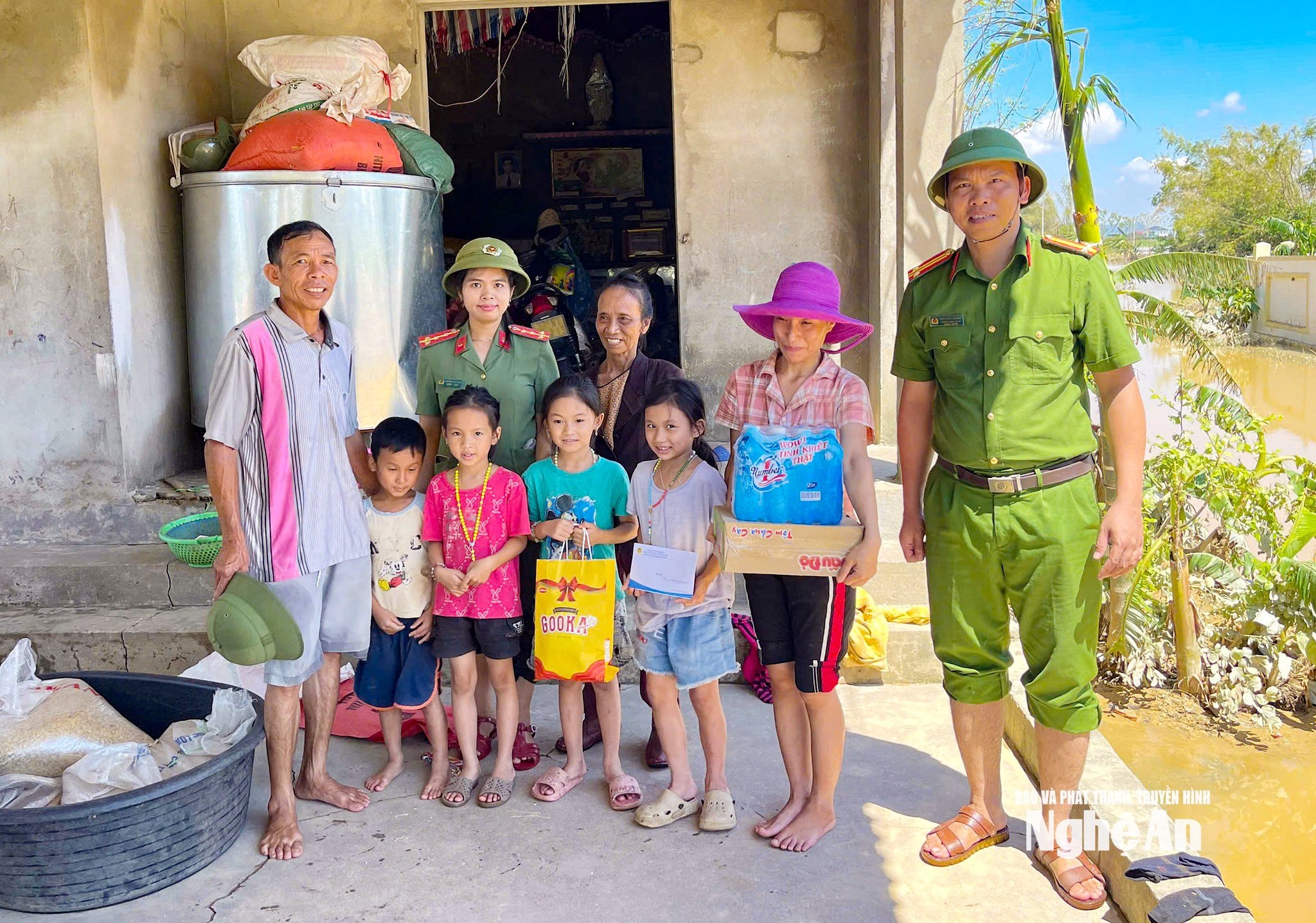 Công an xã Hưng Nguyên Nam tặng quà Tết Trung thu cho các em nhỏ có hoàn cảnh đặc biệt khó khăn