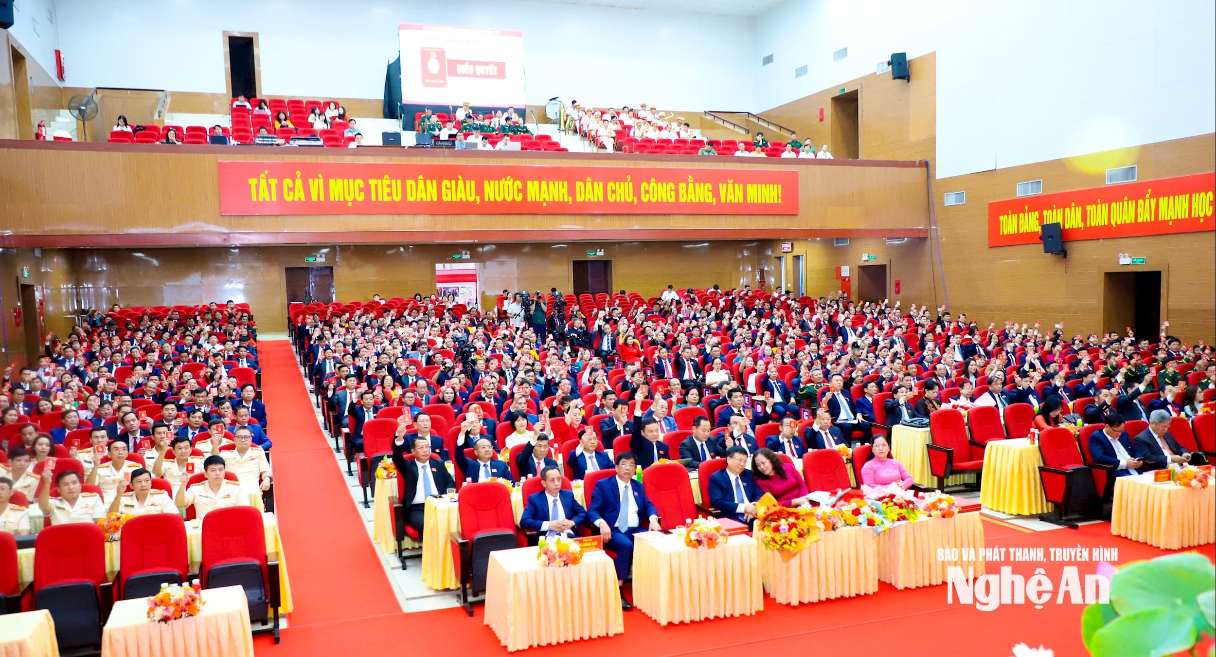 Các đại biểu biểu quyết thông qua Nghị quyết Đại hội đại biểu Đảng bộ tỉnh Nghệ An khoá XX, nhiệm kỳ 2025 - 2030. Ảnh: Thành Duy
