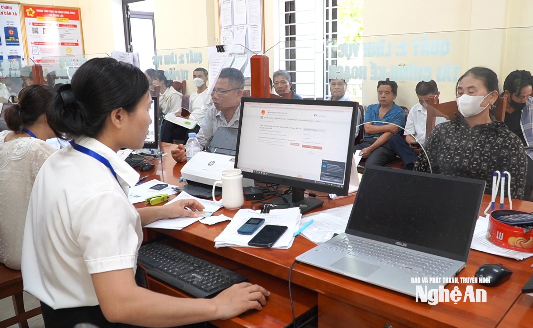 nhiều thủ tục hành chính được các Trung tâm hành chính công xã giải quyết đúng hạn cho người dân