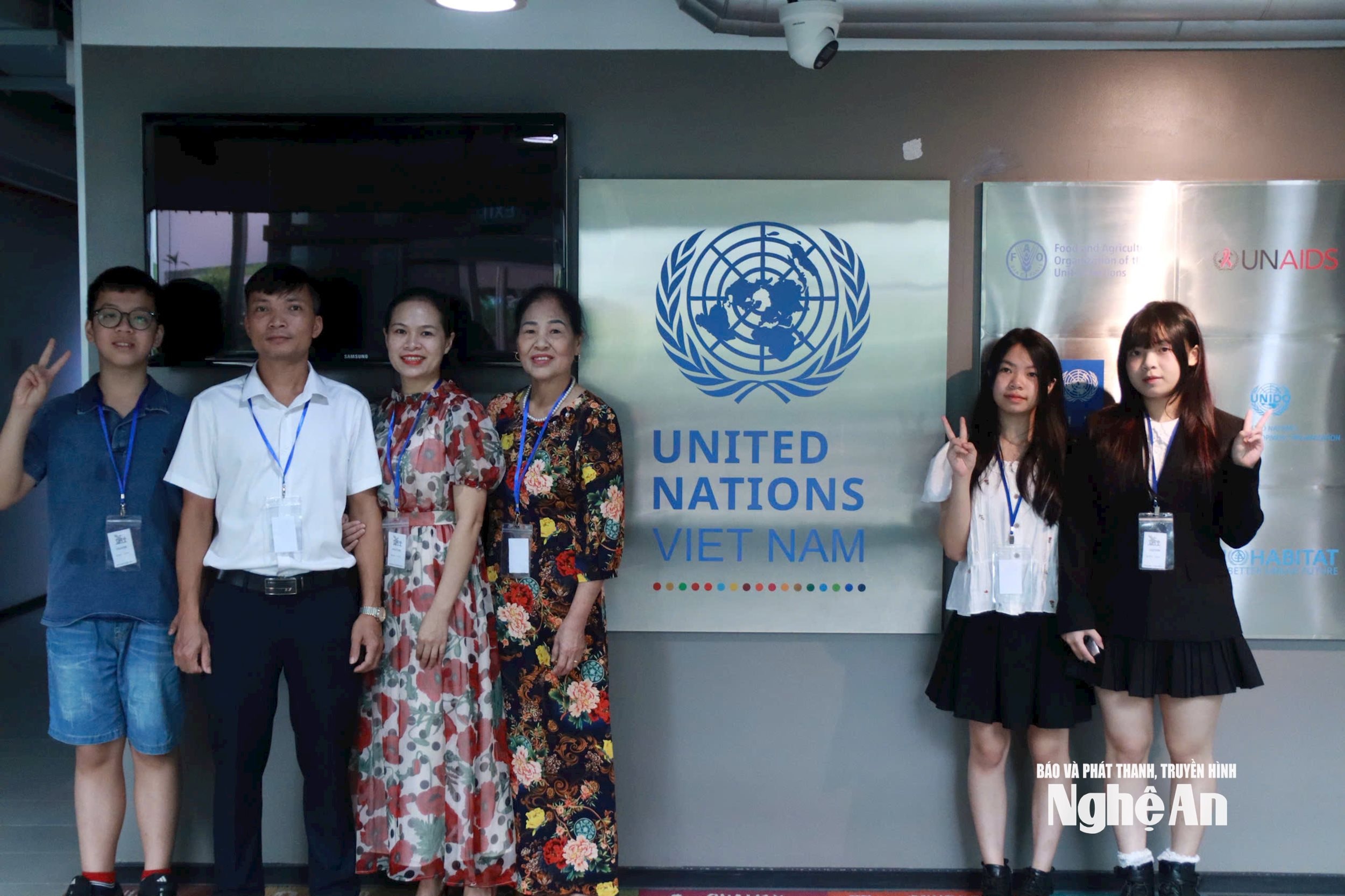Quỳnh Anh và Minh Thư chụp ảnh cùng gia đình tại vòng chung kết cuộc thi. Ảnh - NVCC