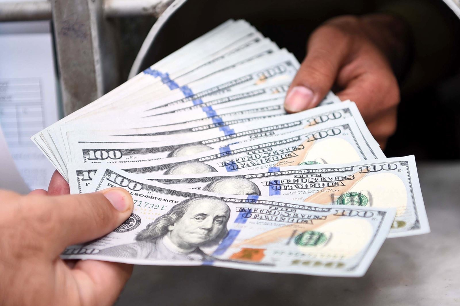 Áp lực bủa vây, đồng USD khó tránh khỏi đà suy yếu | baotintuc.vn