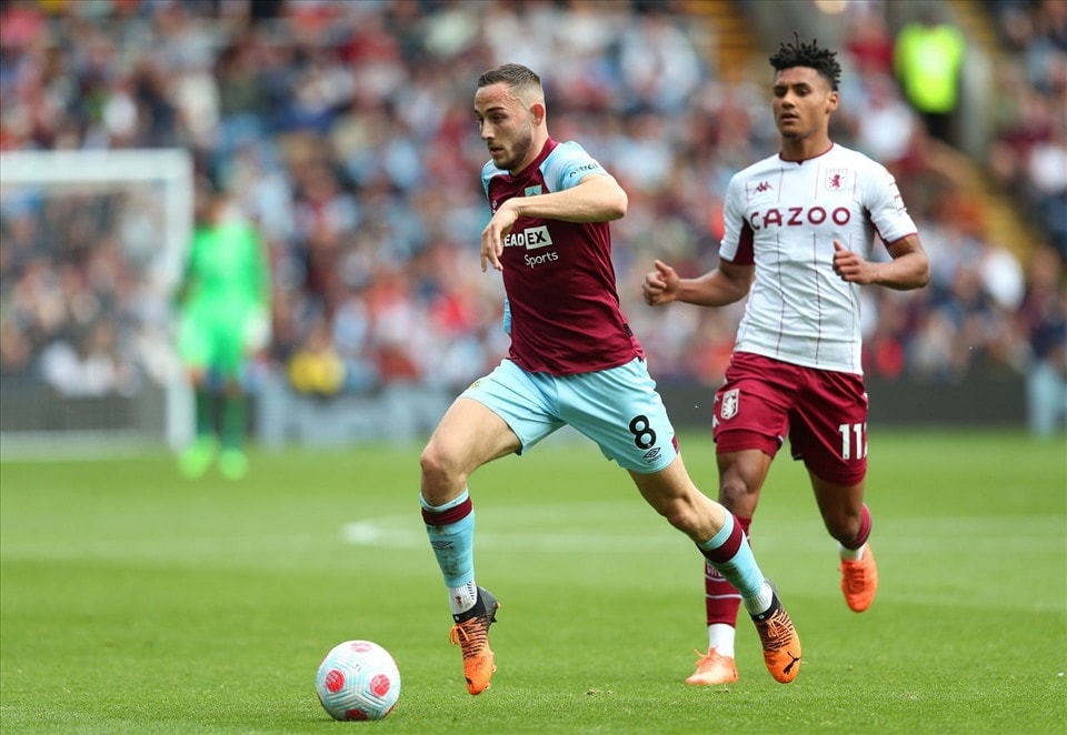 Aston Villa vs Burnley: Tâm trí ở Manchester