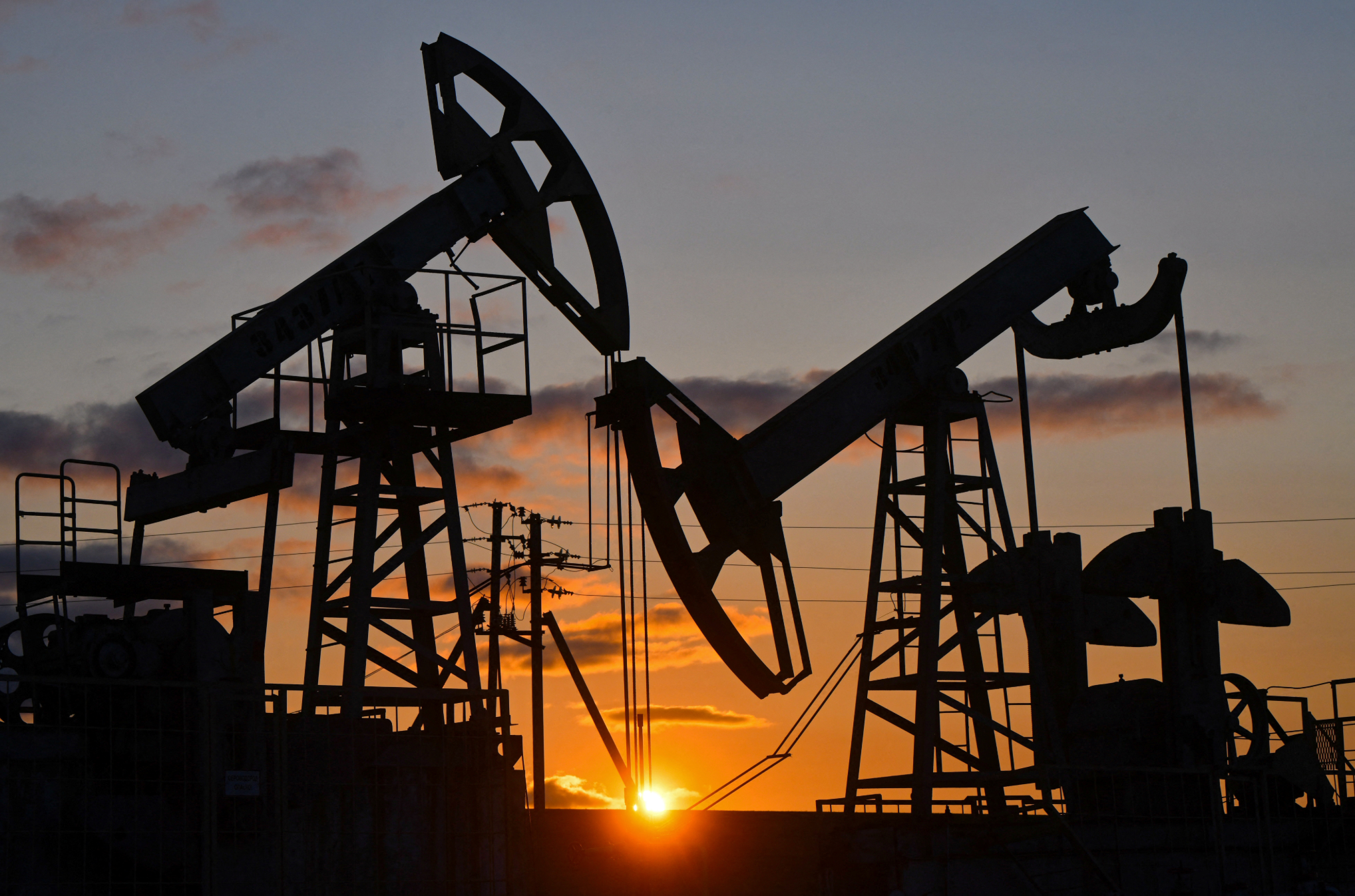 Giá dầu lao dốc sau quyết định tăng mạnh sản lượng của OPEC+ - VnEconomy