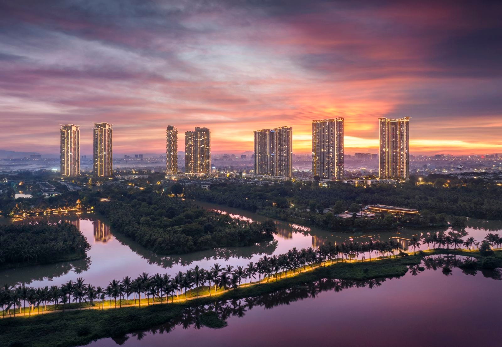 Những ô cửa sáng đèn giúp Ecopark rực sáng khi đêm về
