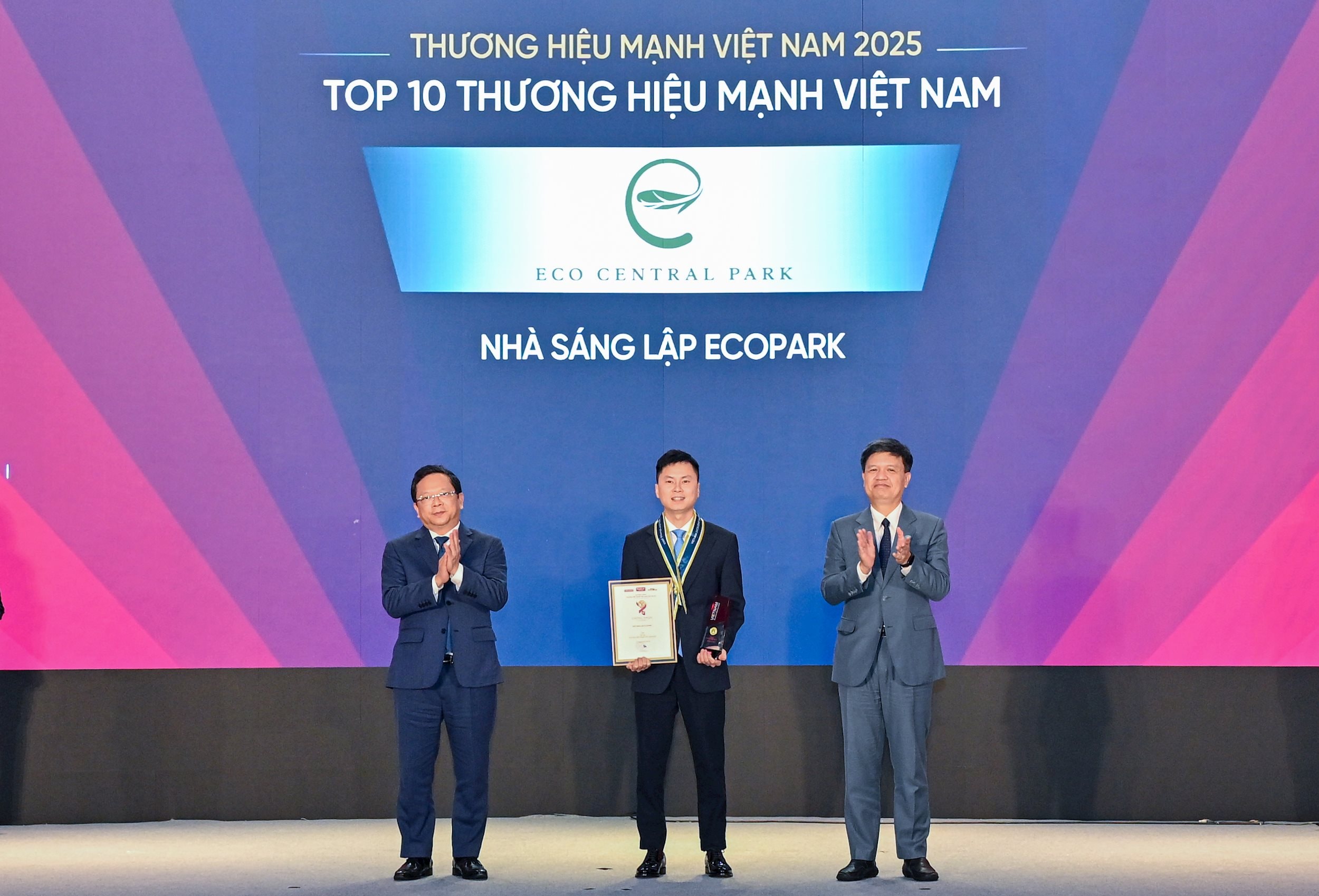 Đại diện nhà sáng lập Ecopark nhận giải thưởng Thương hiệu mạnh Việt Nam 2025.