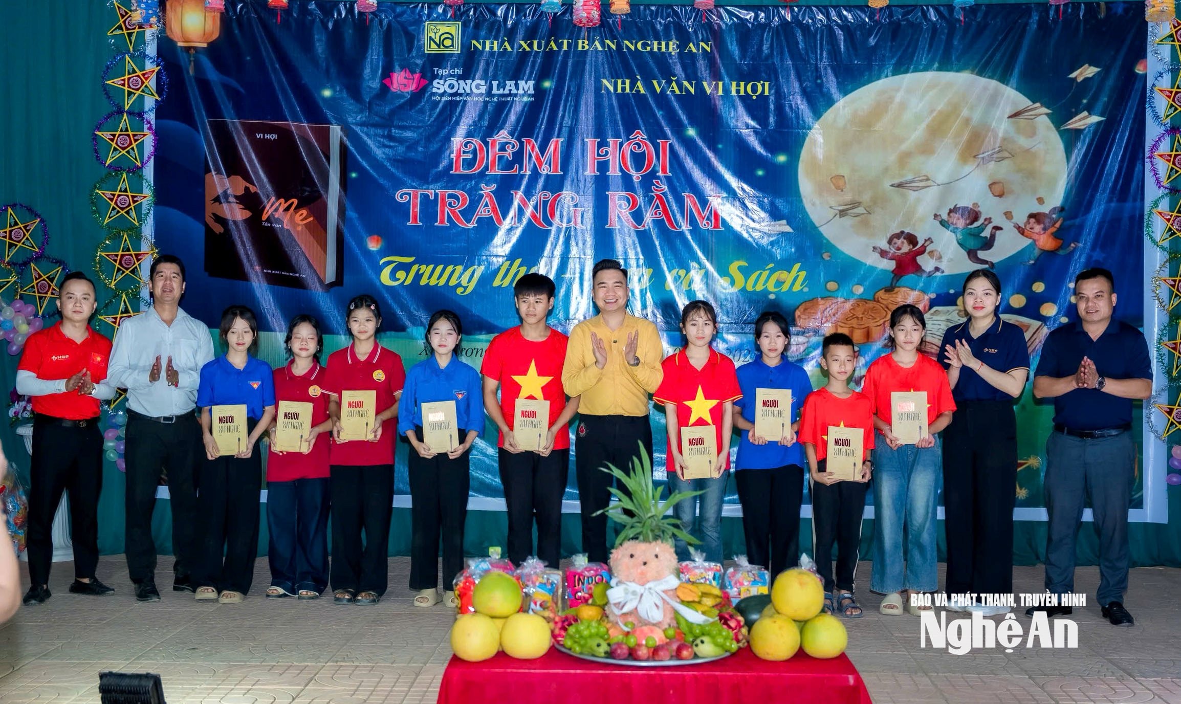  Tặng sách
