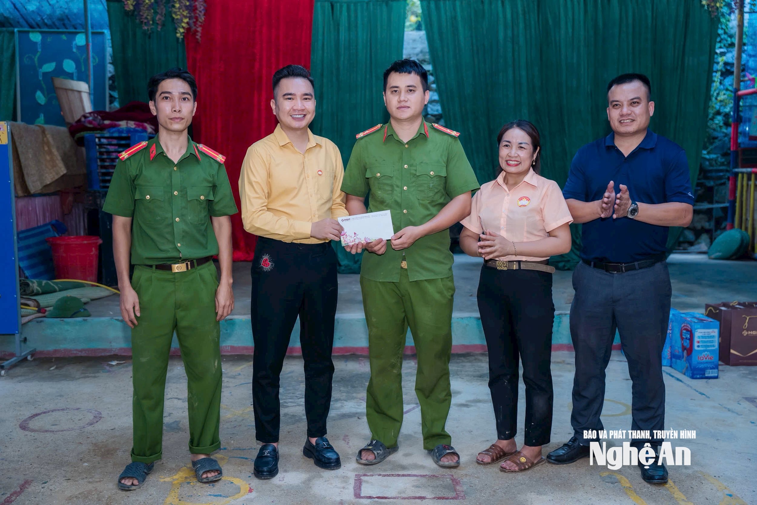  trao tặng công an