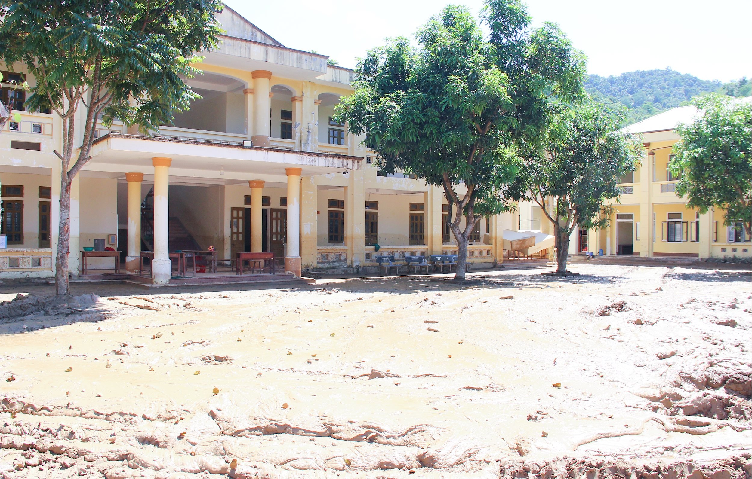  Trường THCS xã Yên Hoà hiện đang đầy bùn đất, học sinh chưa thể đến trường