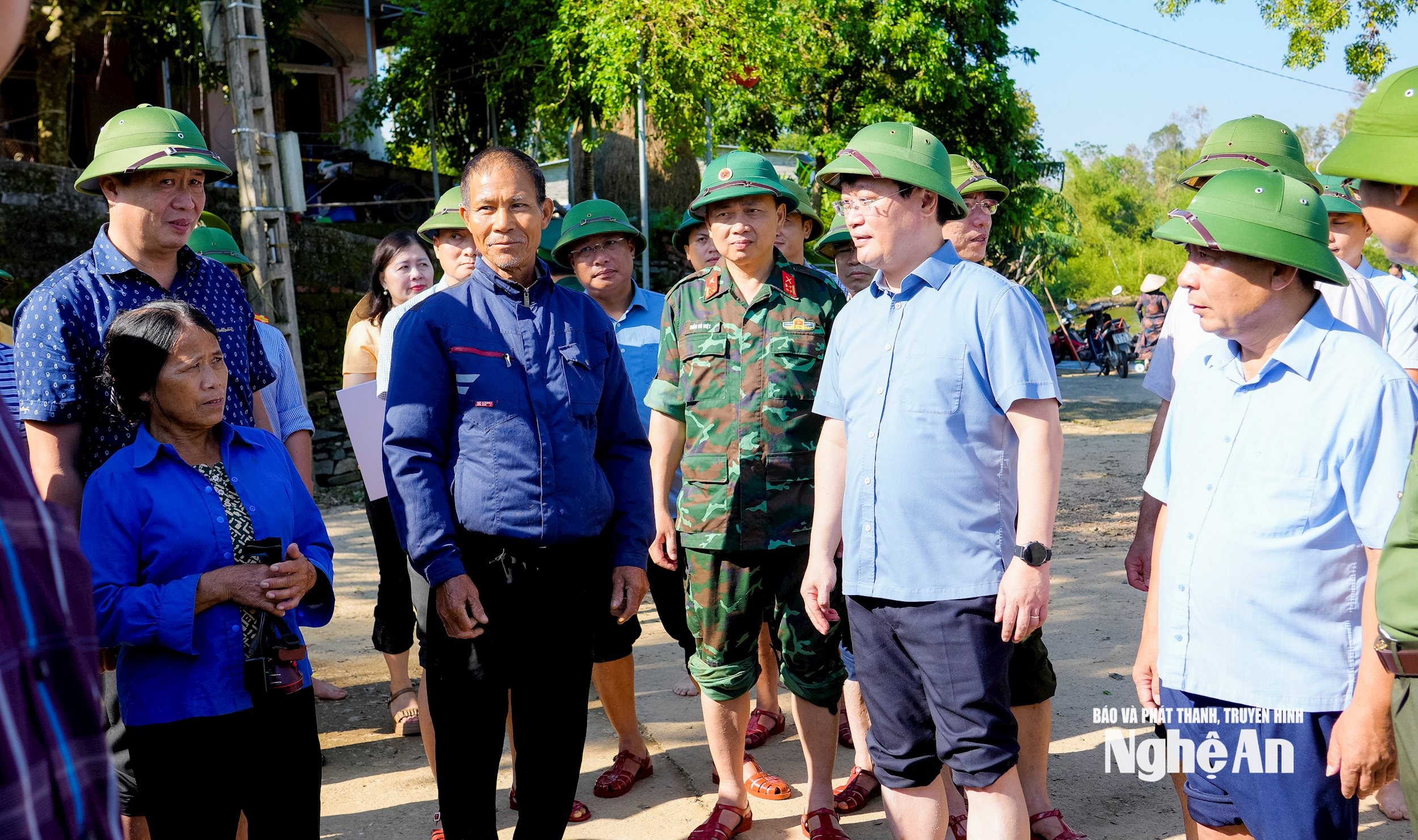 Bí thư Tỉnh uỷ Nguyễn Đức Trung gặp gỡ, thăm hỏi, động viên, chia sẻ với những mất mát, thiệt hại của người dân xã Xuân Lâm. Ảnh: Phạm Bằng