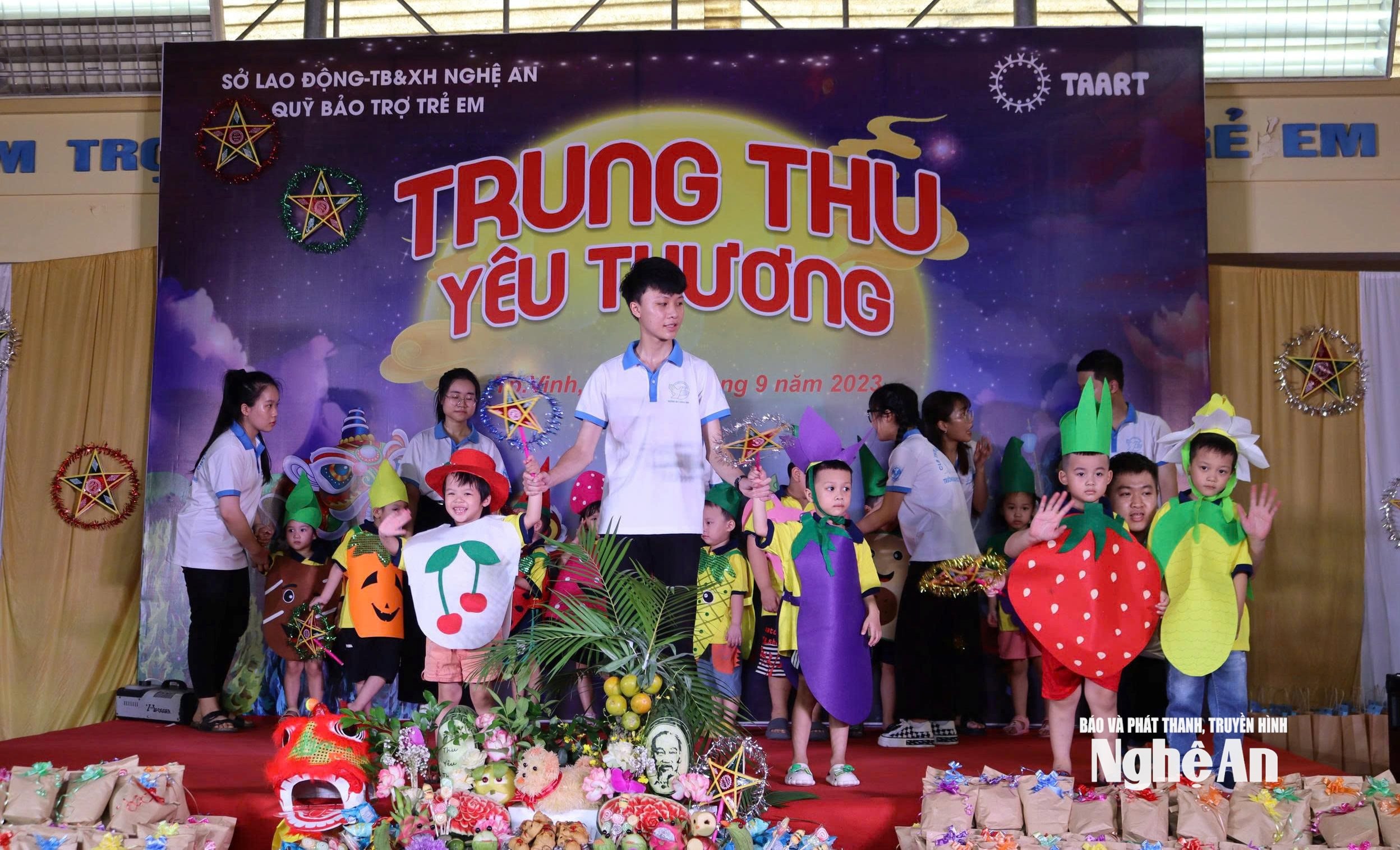 Bên cạnh các địa bàn vùng sâu, vùng xa, không khí Trung thu tại các Trung tâm bảo trợ trẻ em cũng ấm áp với nhiều hoạt động ý nghĩa dành cho các em nhỏ có hoàn cảnh thiệt thòi.