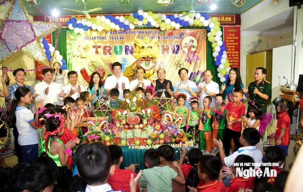 Đại diện lãnh đạo tỉnh, Quỹ Bảo trợ trẻ em tỉnh cùng các em nhỏ cùng chung vui trong đêm hội Trăng rằm.