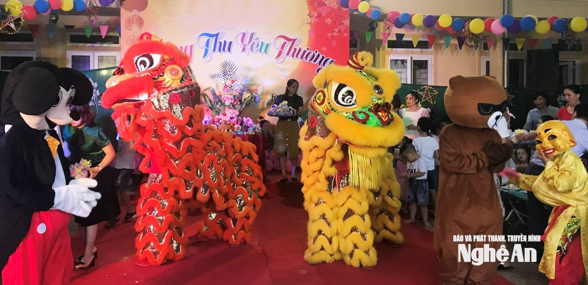 Không khí ấm áp, tươi vui trong đêm Trung Thu, nơi các em thiếu nhi háo hức rước đèn, phá cỗ và hòa mình vào những trò chơi, văn nghệ đầy màu sắc.