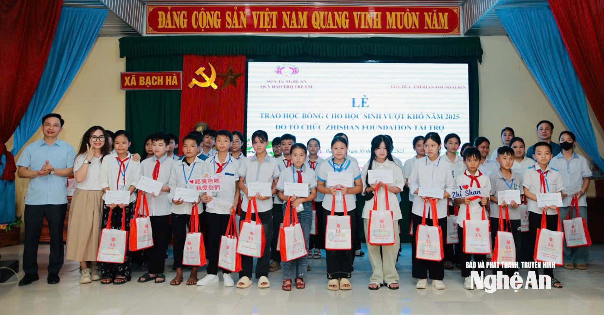 Nhiều học bổng và món quà ấm áp đã được trao cho hàng trăm em nhỏ trên địa bàn tỉnh trước thềm Trung thu