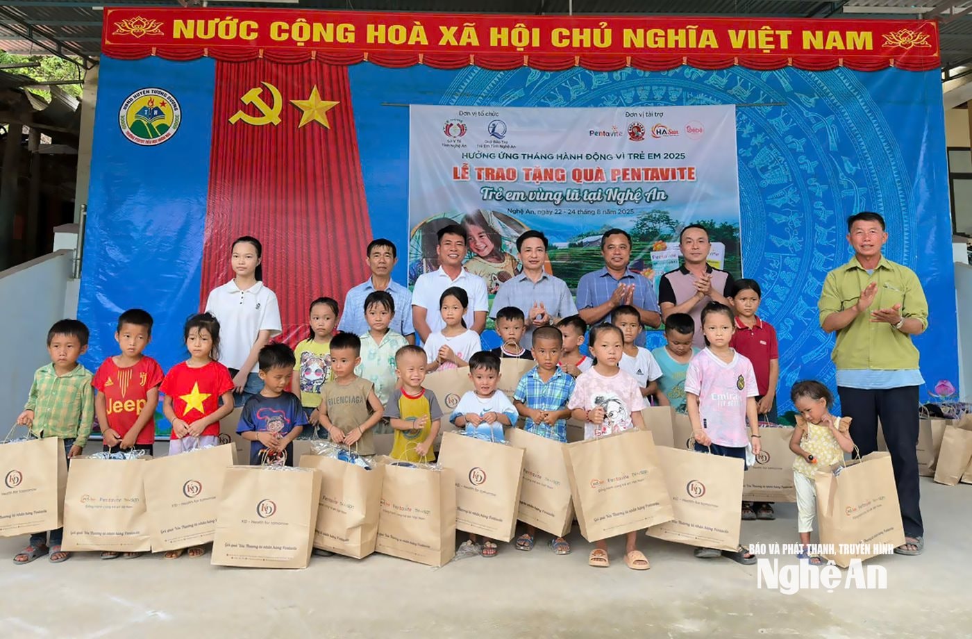Quỹ Bảo trợ trẻ em tỉnh (Sở Y tế Nghệ An) trao các suất quà hỗ trợ cho em vùng lũ tại các xã miền Tây Nghệ An. Ảnh Sở Y tế Nghệ An
