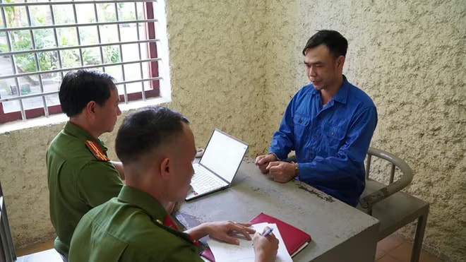 “Thầy giáo nhân ái” Nguyễn Mạnh Tuân tại cơ quan Công an