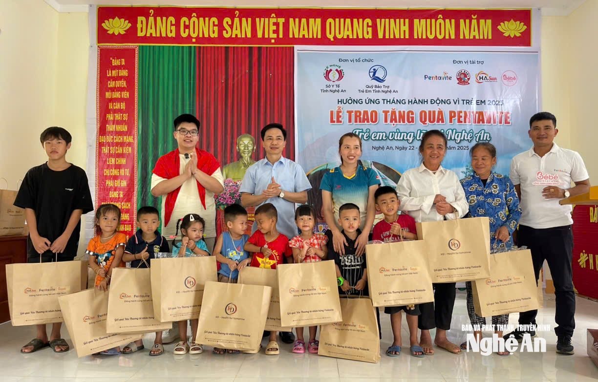 Ông Phan Sỹ Hiền - Phó Giám đốc Quỹ Bảo trợ trẻ em tỉnh (áo xanh) cùng các nhà hảo tâm trao tặng quà cho các em nhỏ tại các địa bàn bị ảnh hưởng bởi lũ lụt của Nghệ An trước thềm Trung thu năm nay. Ảnh: Thanh Quỳnh