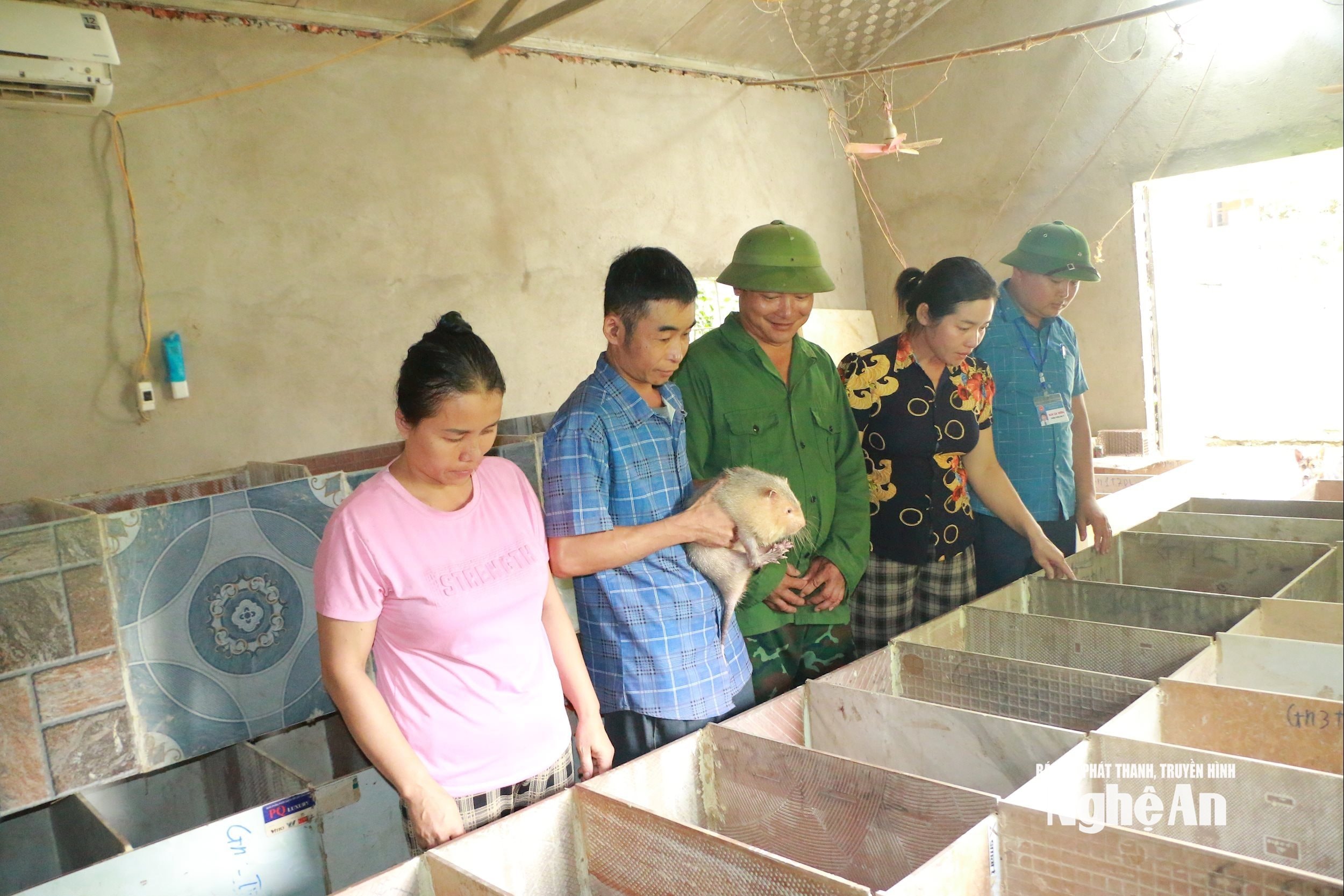 Cán bộ nông nghiệp xã Môn Sơn và cán bộ bản Yên Hòa tham quan mô hình nuôi dúi của vợ chồng anh Lộc Văn Chung. Ảnh G.H