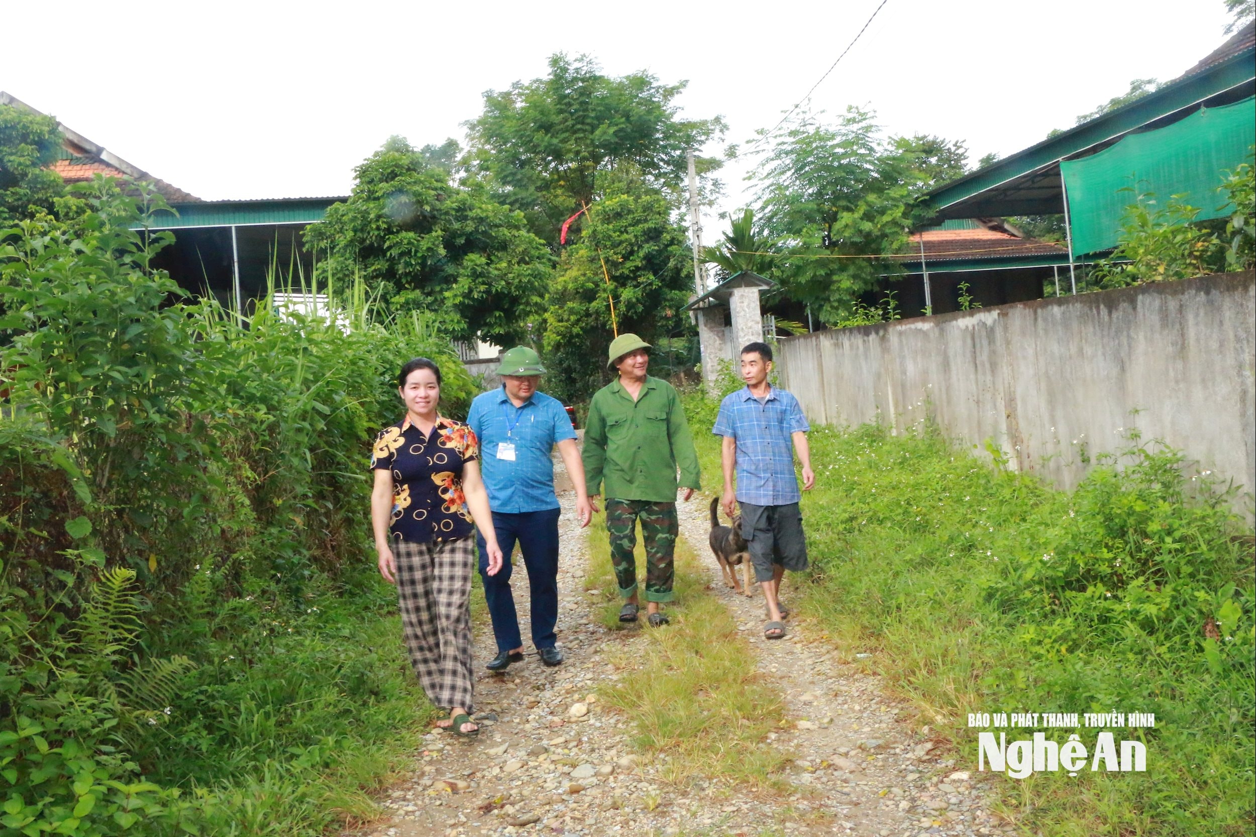 Cán bộ xã bản Hòa và cán bộ Phòng Kinh tế xã Môn Sơn đi thăm hộ. Ảnh G.H