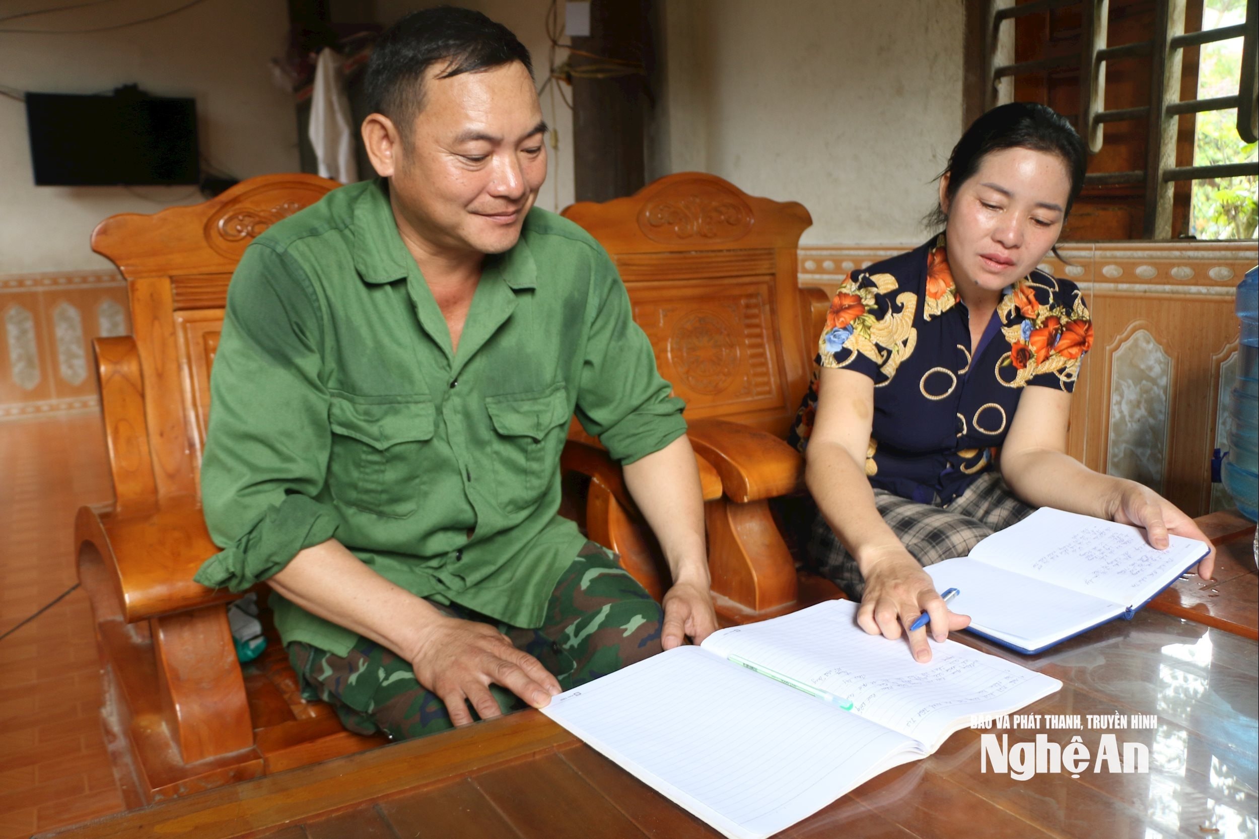 Trưởng bản Vi Văn Lưu và Bí thư chi bộ Lương Thị Mơ. Ảnh G.H