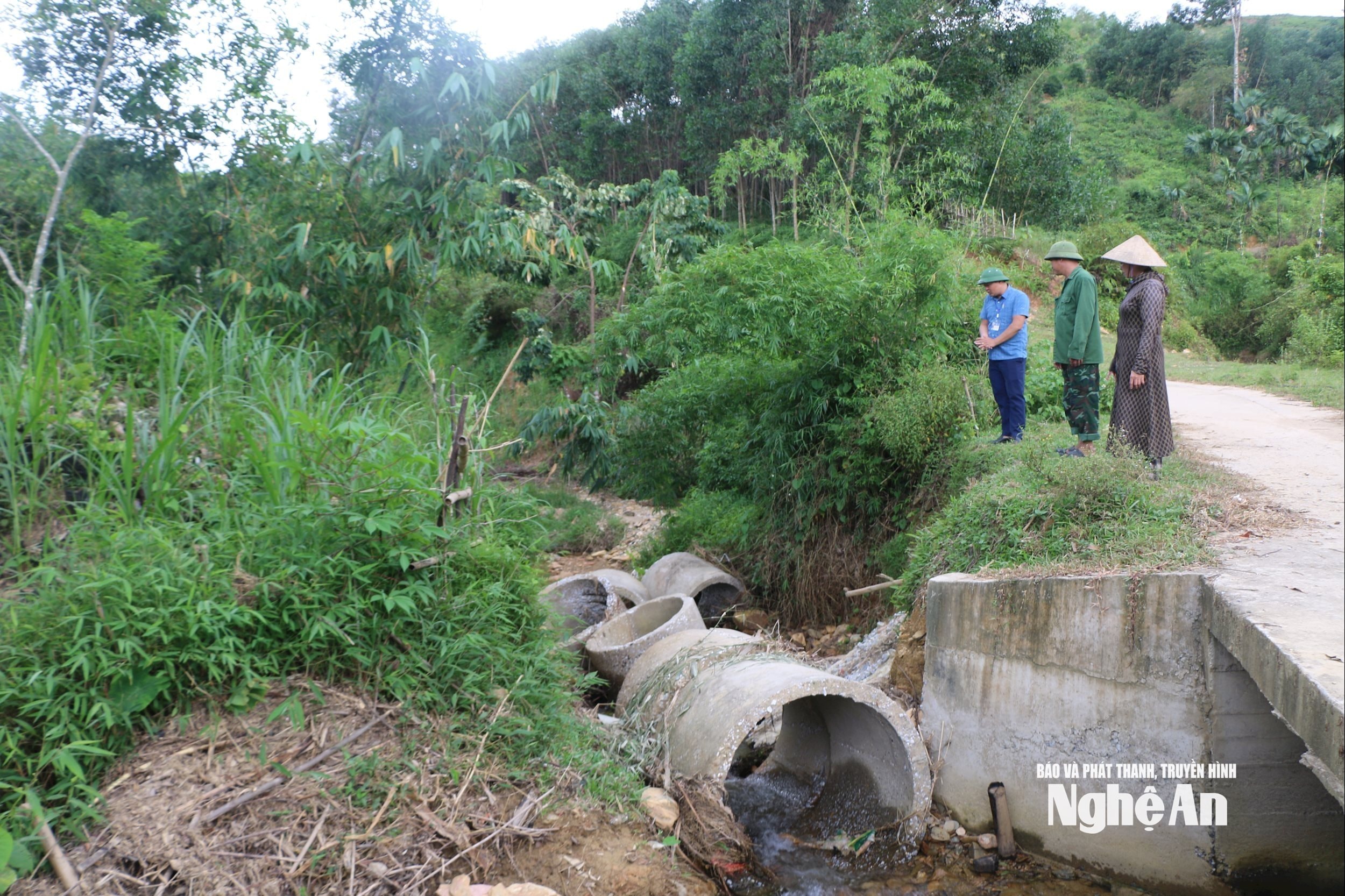 Trưởng bản Yên Hòa Vi Văn Lưu và Bí thư chi bộ Lương Thị Mơ kiểm tra tình hình kênh mương bị hư hại sau mưa lũ. Ảnh G.H