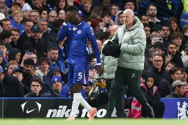 Badiashile phải rời sân phút 55 trong trận thắng Liverpool 2-1 của Chelsea 