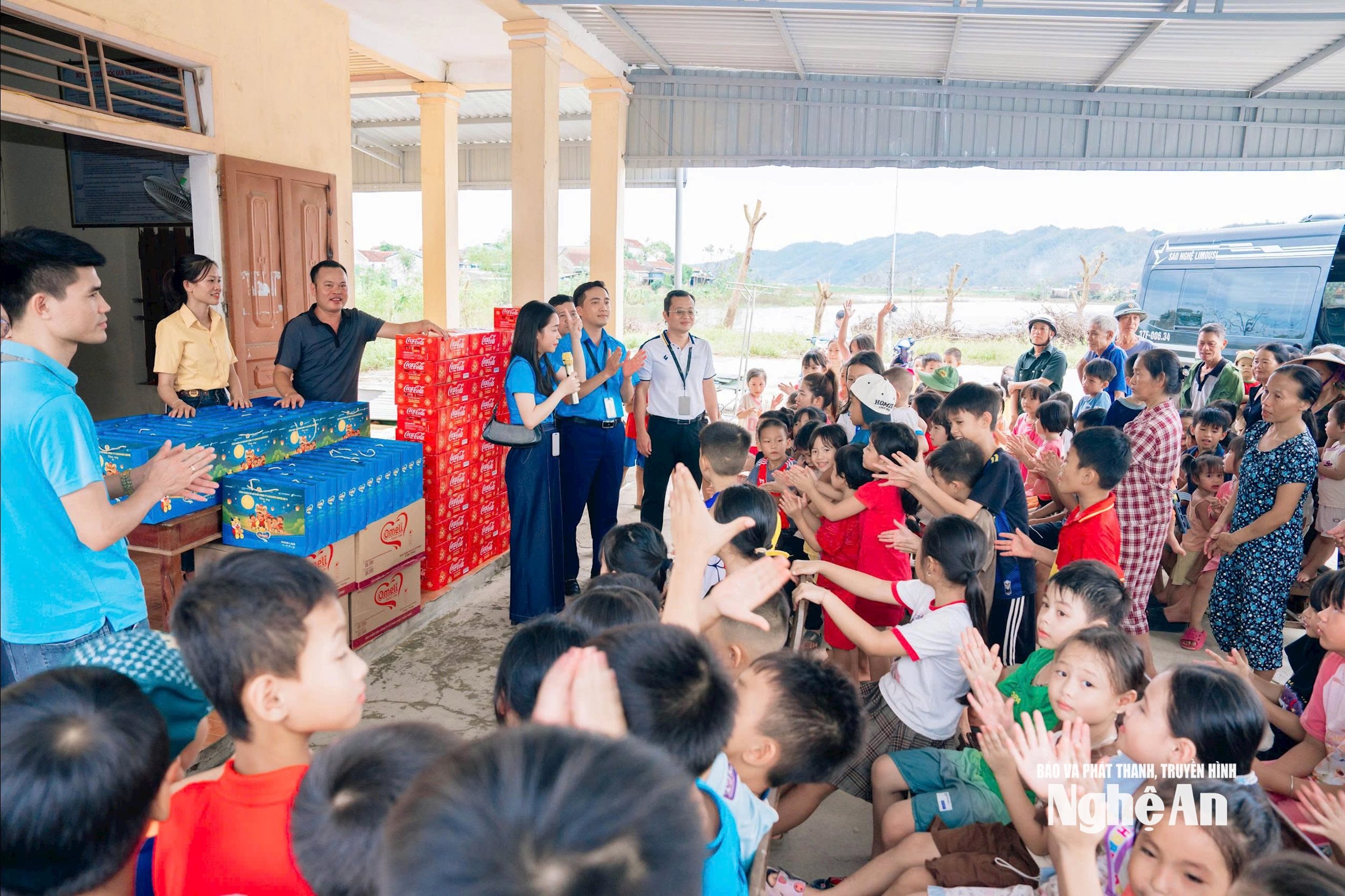 នារសៀលថ្ងៃដដែល សម្ព័ន្ធសហជីពមូលដ្ឋាន និងនាយកដ្ឋានវប្បធម៌សាជីវកម្ម Luxshare Nghe An Co., Ltd. បានប្រគល់នំព្រះខែជាង ១០០០ នំដល់តំបន់លិចទឹកនៃឃុំ Bich Hao។ រូបថត៖ CSCC