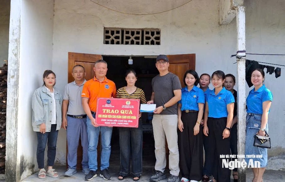 1 ក្រុមប្រឹក្សាភិបាលនៃក្រុមហ៊ុន ANDROMEDA VIETNAM ដោយមានការសម្របសម្រួលជាមួយតំណាងក្រុមប្រឹក្សាប្រតិបត្តិនៃសហជីព និងមន្ត្រីជំនាញ បានចុះសួរសុខទុក្ខ និងលើកទឹកចិត្តដល់កម្មករនិយោជិតមួយចំនួនដែលមានស្ថានភាពលំបាក។