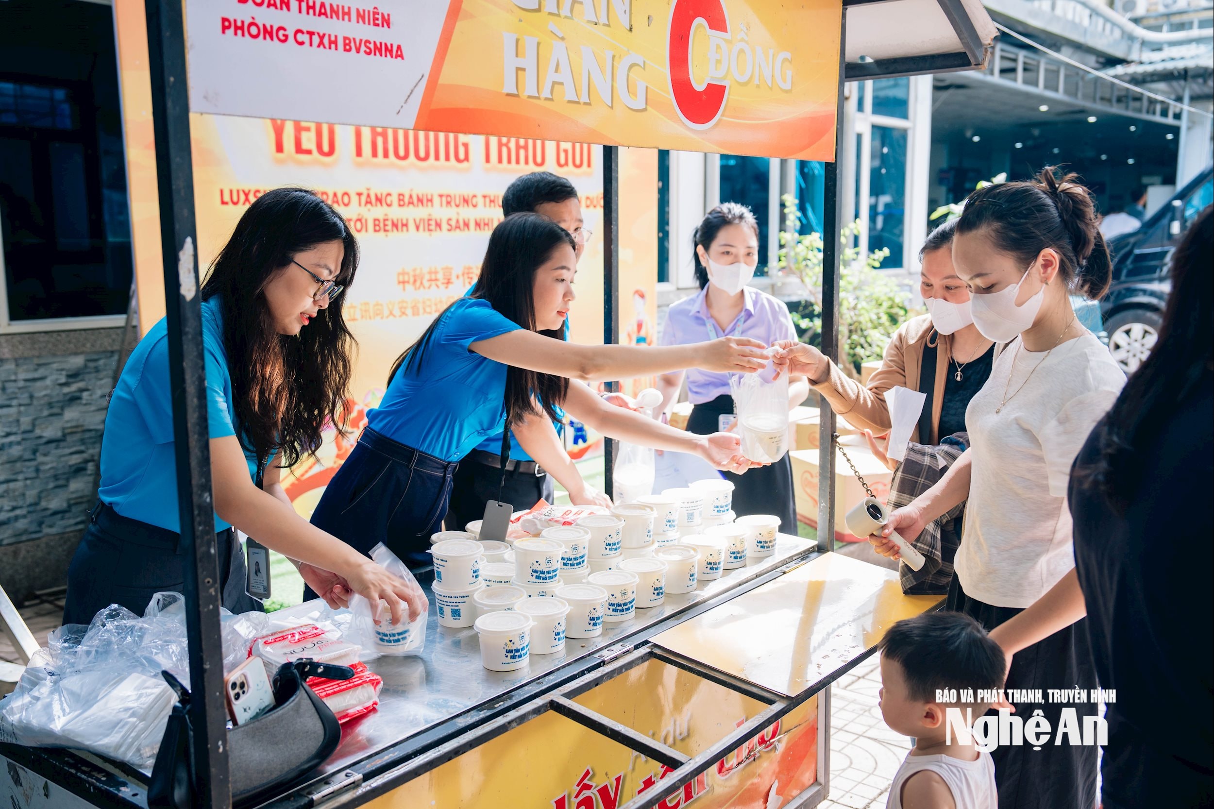 នាព្រឹកថ្ងៃទី៦ ខែតុលា សម្ព័ន្ធសហជីពមូលដ្ឋាន និងនាយកដ្ឋានវប្បធម៌សាជីវកម្ម Luxshare Nghe An Co., Ltd. បានរៀបចំដំណើរទស្សនកិច្ចយ៉ាងកក់ក្តៅនៅមន្ទីរពេទ្យសម្ភពនិងកុមារ Nghe An។