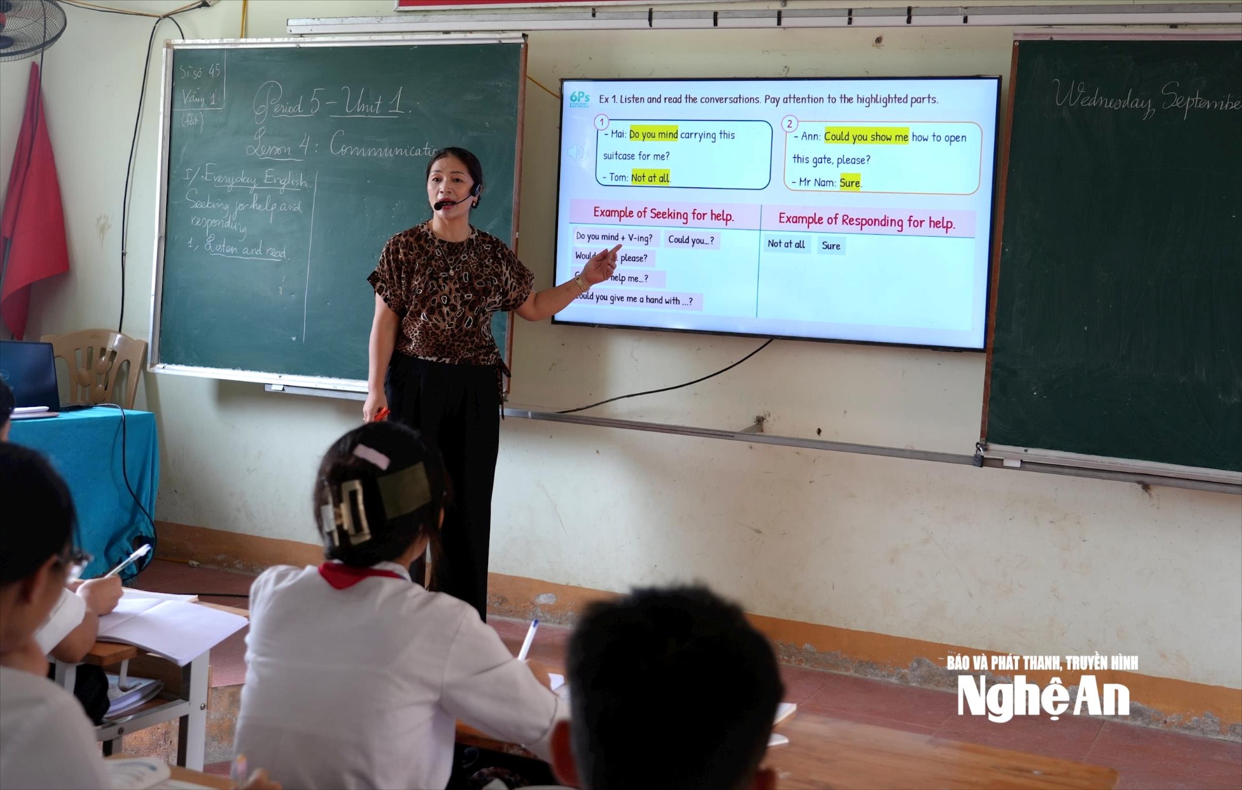 Tiết học ngoại ngữ của học sinh Trường THCS Hiến Sơn. Ảnh - Mỹ Hà