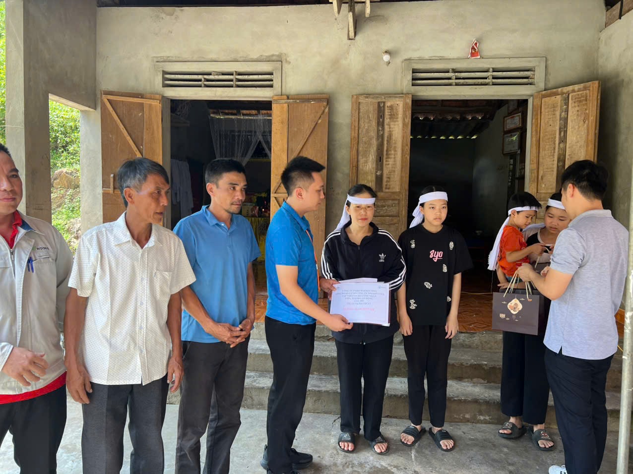 Công đoàn Công ty TNHH Woosin Vina đại diện cho Công ty và tập thể cán bộ công nhân viên thăm hỏi, động viên đoàn viên có hoàn cảnh khó khăn bị thiệt hại trong cơn bão số 10. Ảnh: CSCC