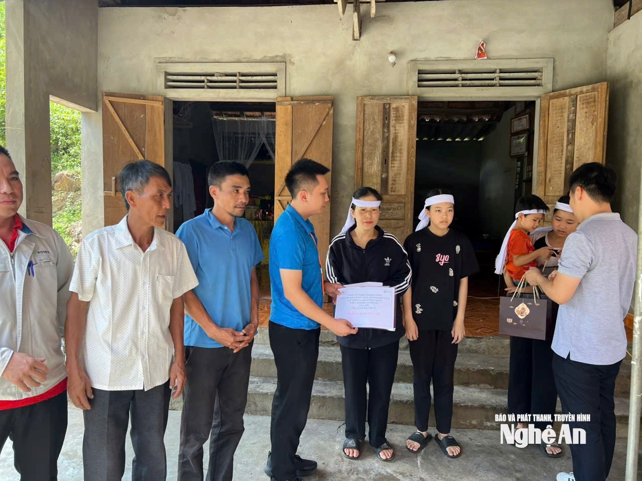 Woosin Union តំណាងឱ្យក្រុមហ៊ុន និងបុគ្គលិករបស់ខ្លួនទៅសួរសុខទុក្ខ និងលើកទឹកចិត្តសមាជិកសហជីពក្នុងស្ថានភាពលំបាក ដែលបានទទួលរងការខាតបង់នៅក្នុងព្យុះលេខ 10 នាពេលថ្មីៗនេះ។