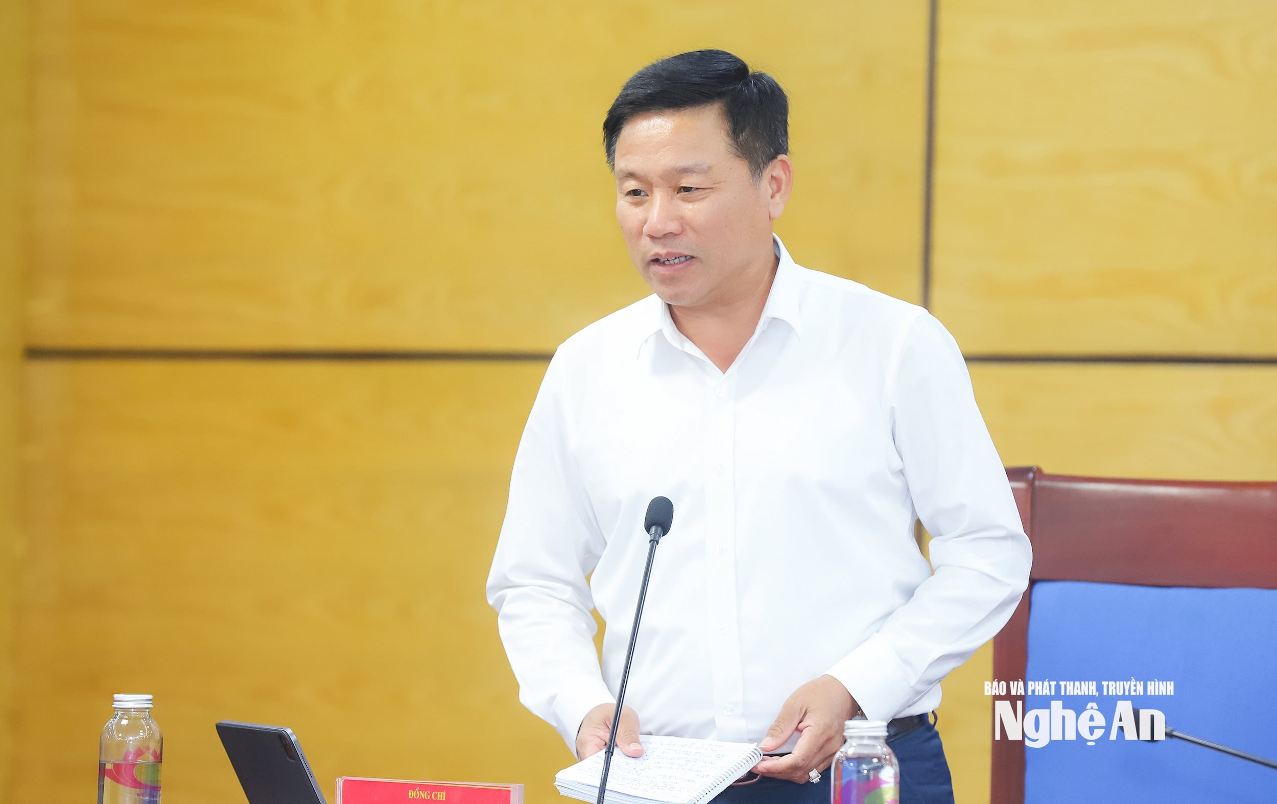 Đồng chí Hoàng Phú Hiền - Ủy viên Ban Chấp hành Đảng bộ tỉnh, Phó Chủ tịch UBND tỉnh phát biểu tại cuộc làm việc. Ảnh: Thành Duy