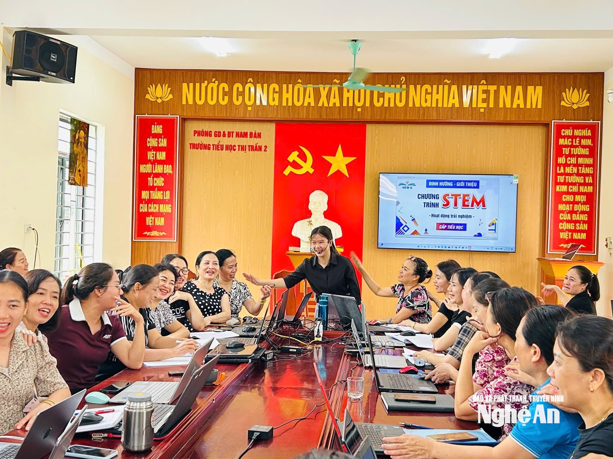 Một buổi tập huấn của giáo viên Trường Tiểu học thị trấn 2, xã Vạn An. Ảnh - Mỹ Hà